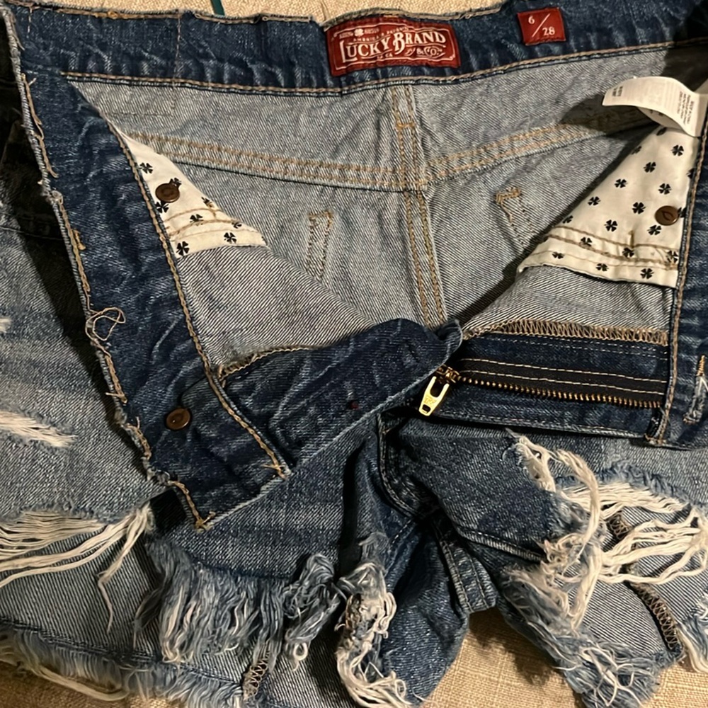 LUCKY BRAND DENIM SHORTS/WOMENS 6/28 - 5 POCKET FEATURE - CUT/OFF - Picture 2 of 4